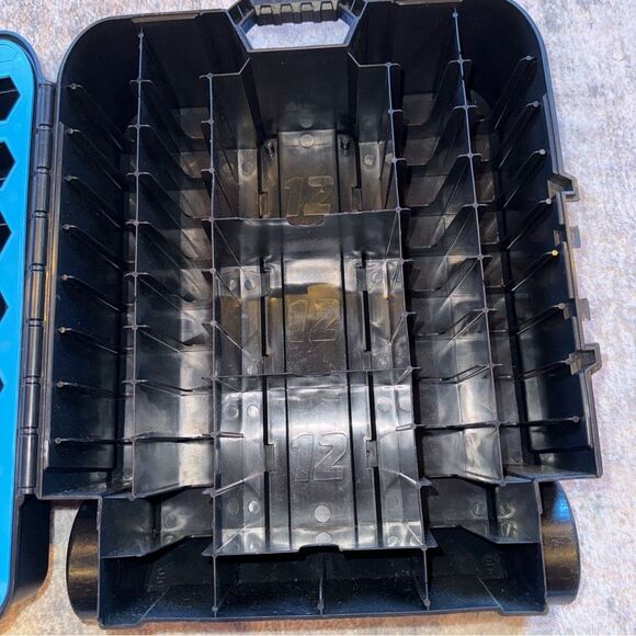 Hot Wheels 110 car carrying case with retractable handle and wheels - Picture 6 of 11